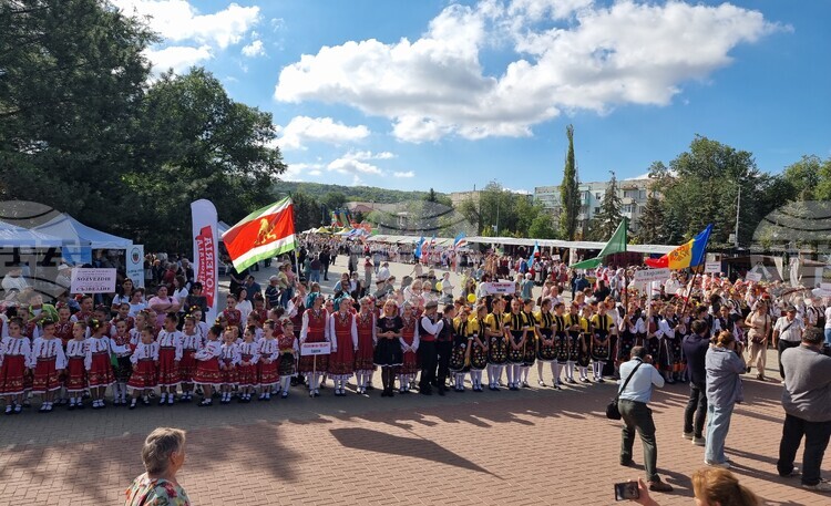 СподелиВицепрезидентът на България Илияна Йотова откри 24 ия етнокултурен фестивал Единство