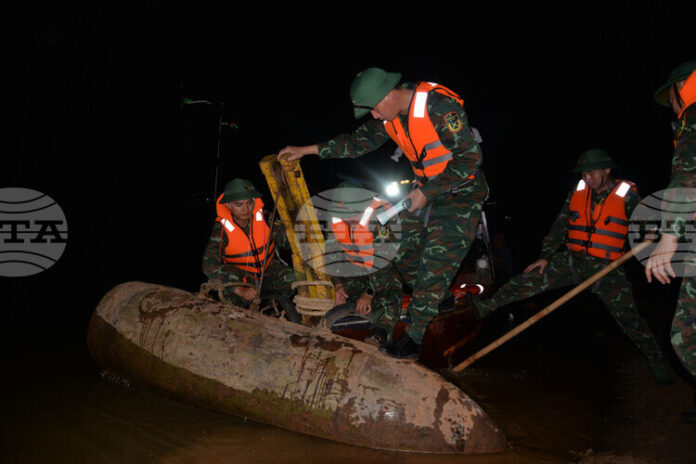 ВНА: Две бомби от периода на Виетнамската война бяха открити ВНА: Две бомби от периода на Виетнамската война бяха открити в Червената река в Ханой