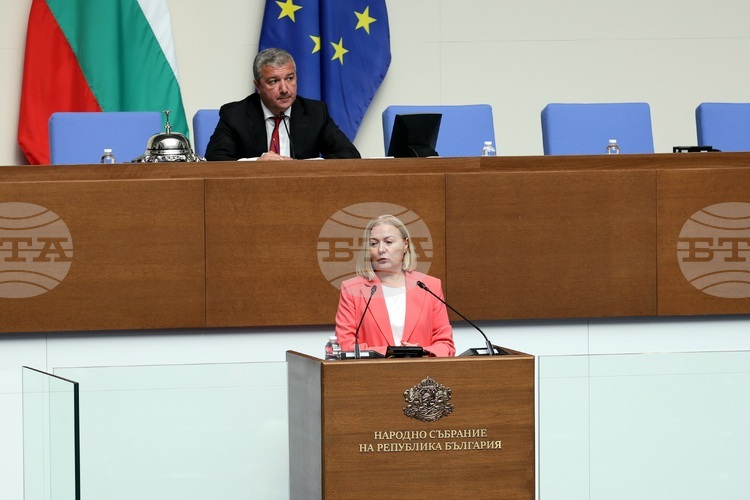 СподелиПри старта на настоящата пленарна сесия депутатите от Продължаваме промяната