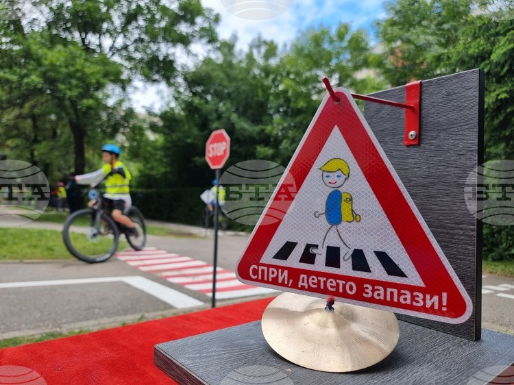 СподелиОбщо 60 000 деца в първи клас ще получат светлоотразителни