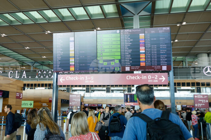 Втори пореден ден с проблеми на европейските летища след кибератака срещу доставчик на услуги