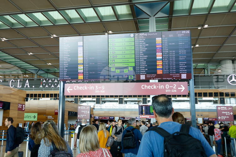 СподелиПътници на множество европейски летища отново изпитват закъснения и днес