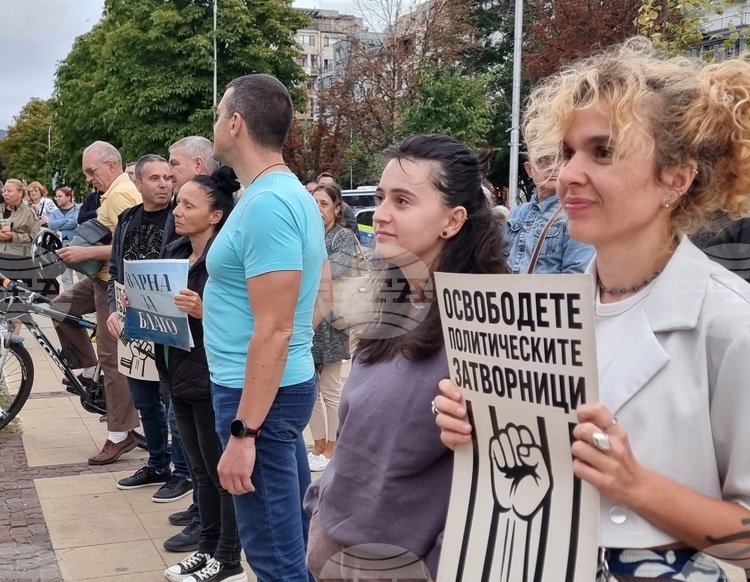 СподелиВечерта на девети пореден път варненци се събраха пред Общината