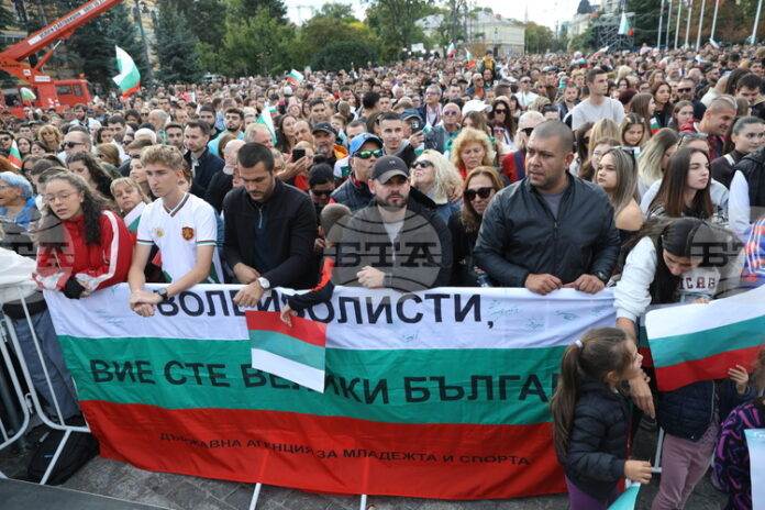Започна парадът с българските волейболисти и световните вицешампиони