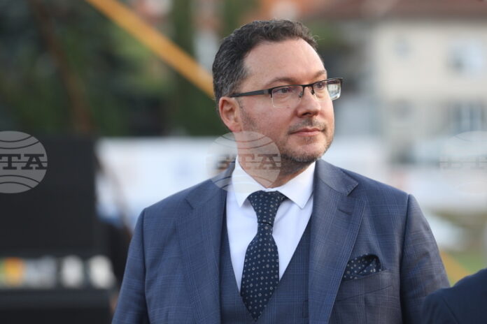 Жалко, че президентът, дори и на празника за Съединението, е излязъл да ни разедини, каза министър Даниел Митов