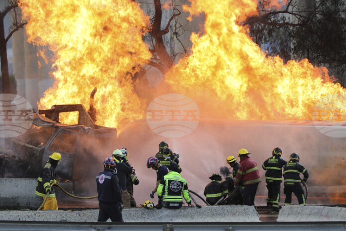 Жертвите на експлозията на цистерна с газ в Мексико са вече осем