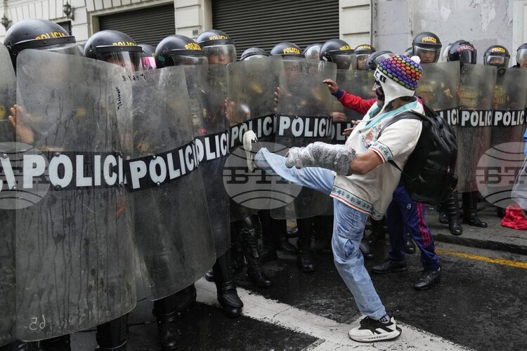 СподелиВ Лима около 500 души се събраха снощи за да