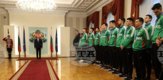 Президентът Румен Радев връчи почетни плакети на националите по волейбол