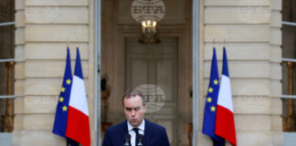 Льокорню прави изявление пред премиерската резиденция Отел Матиньон