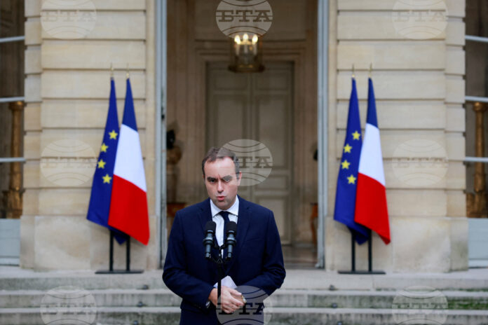 Льокорню прави изявление пред премиерската резиденция Отел Матиньон