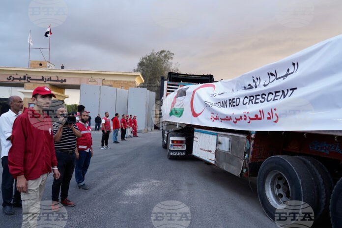 Камион с хуманитарна помощ от египетската страна на гранично-пропускателният пункт "Рафах"
