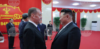 Севернокорейският лидер Ким Чен-ун разговаря в Пхенян със заместник-председателя на Съвета за сигурност на Русия Дмитрий Медведев, 9 октомври 2025 г.