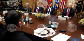 Президентът на САЩ Доналд Тръмп говори пред украинския си колега Володимир Зеленски и оглявяваната от него делегация, пристигнали на посещение в Белия дом, 17 октомври 2025 г.