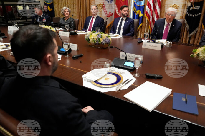 Президентът на САЩ Доналд Тръмп говори пред украинския си колега Володимир Зеленски и оглявяваната от него делегация, пристигнали на посещение в Белия дом, 17 октомври 2025 г.