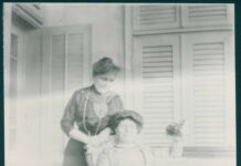 Елиза Винарова (права) и Султана Рачо Петрова. Б.м. Б.д. ЦДА, ф. 77К,оп. 5, а.е. 235