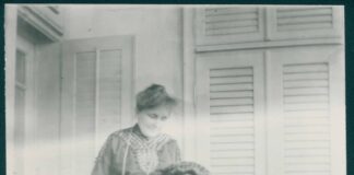 Елиза Винарова (права) и Султана Рачо Петрова. Б.м. Б.д. ЦДА, ф. 77К,оп. 5, а.е. 235