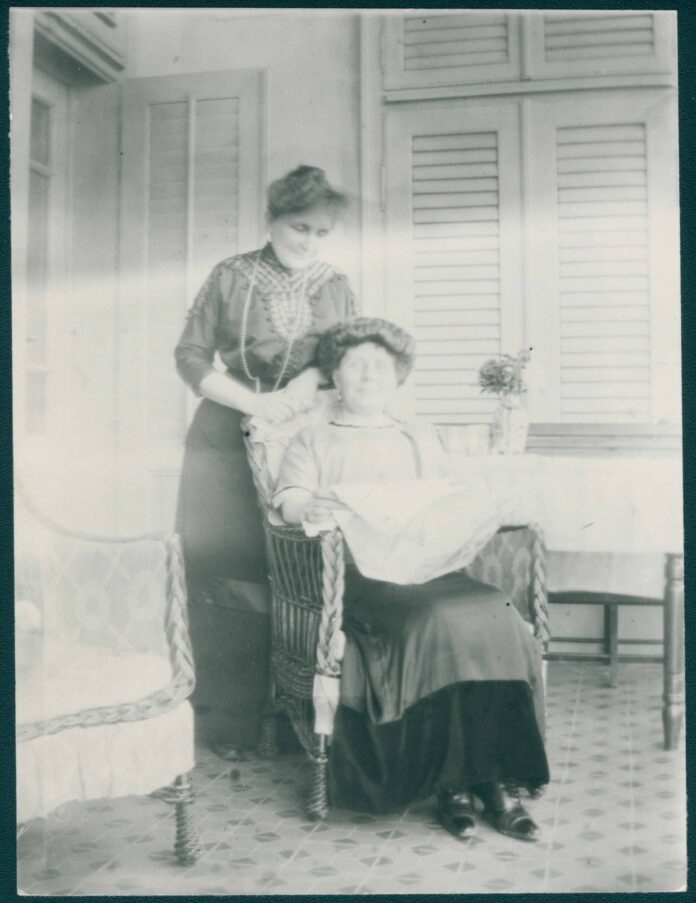 Елиза Винарова (права) и Султана Рачо Петрова. Б.м. Б.д. ЦДА, ф. 77К,оп. 5, а.е. 235