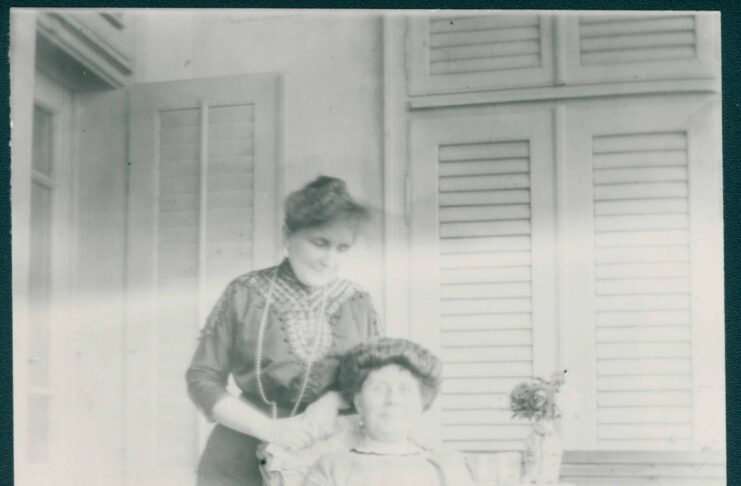 Елиза Винарова (права) и Султана Рачо Петрова. Б.м. Б.д. ЦДА, ф. 77К,оп. 5, а.е. 235