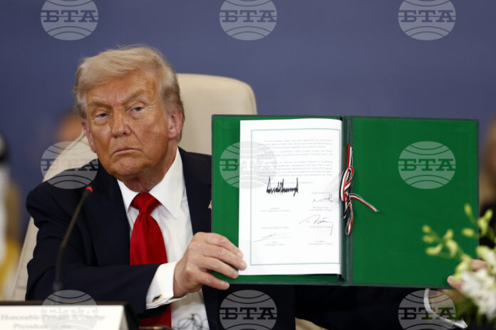 Президентът на САЩ Доналд Тръмп показва подписан документ по време на официална церемония на Международната среща на върха за мир в Газа в Шарм ел Шейх, Египет, 13 октомври 2025 година. Снимка: AP/