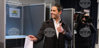 Роб Йетен, лидерът на спечелилата парламентарните избори в Нидерландия партия Д66, гласува днес в Хага.