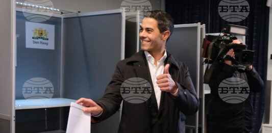 Роб Йетен, лидерът на спечелилата парламентарните избори в Нидерландия партия Д66, гласува днес в Хага.