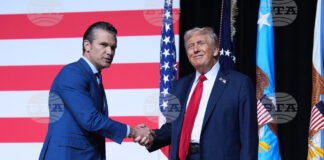 Президентът на САЩ Доналд Тръмп се ръкува с американския министър на отбраната Пийт Хегсет преди речта си на среща днес с командващи офицери от армията в база на морската пехота в Куонтико