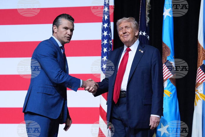 Президентът на САЩ Доналд Тръмп се ръкува с американския министър на отбраната Пийт Хегсет преди речта си на среща днес с командващи офицери от армията в база на морската пехота в Куонтико Президентът на САЩ Доналд Тръмп се ръкува с американския министър на отбраната Пийт Хегсет преди речта си на среща днес с командващи офицери от армията в база на морската пехота в Куонтико