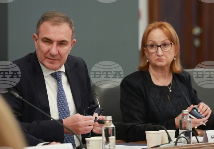 Ако не приемем промените в Кодекса на труда до края на годината, влизаме в наказателна процедура, каза министър Гуцанов