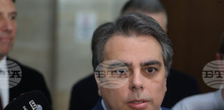 Ако "Лукойл" спре да работи, няма как да се покрие цялата необходимост в страната, каза председателят на ПП Асен Василев