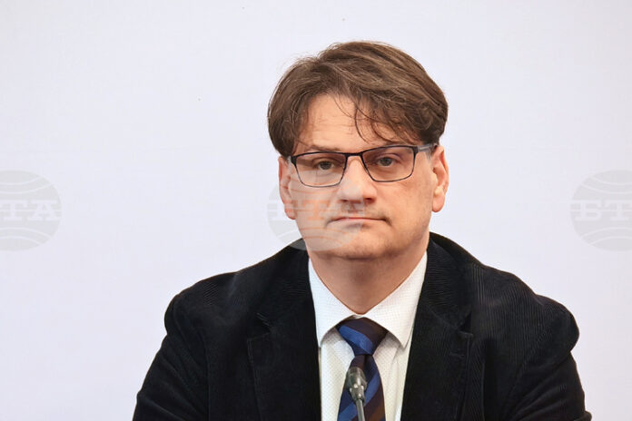 Актьорът Росен Белов никога не е бил съдружник във фондация „Аркадия Фюжън Арт“, съобщи министър Мариан Бачев