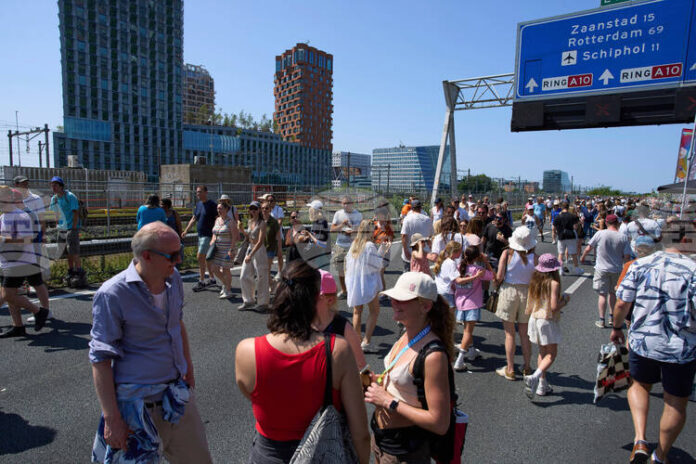 Амстердам отбелязва 750-годишнината си с голяма торта и концерт