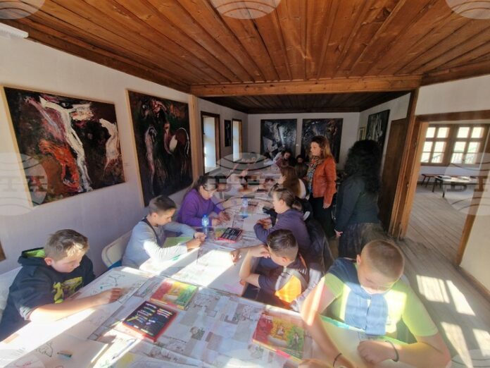 Арт терапевтично ателие „Цветни емоции“ в Смолян се бори срещу Арт терапевтично ателие „Цветни емоции“ в Смолян се бори срещу агресията при подрастващите