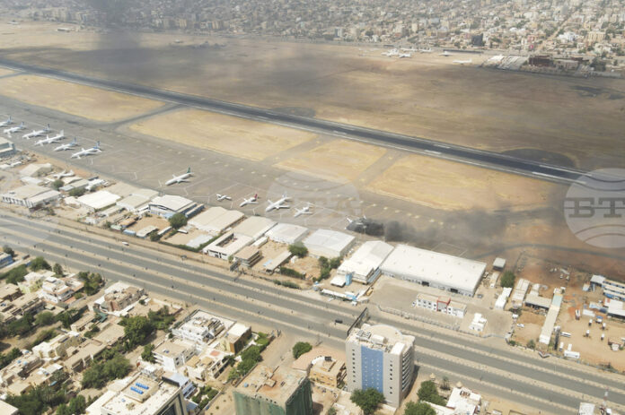 Атака с дронове бе извършена в района на летището в суданската столица Хартум, преди то да бъде отворено отново