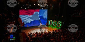 Роб Йетен, лидер на проевропейската партия Д66, говори пред привърженици след обявяването на първия екзитпол в нощта на предсрочните парламентарни избори.