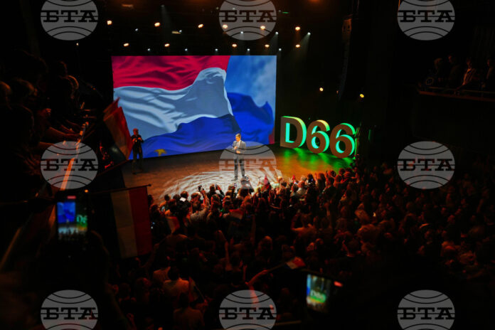 Роб Йетен, лидер на проевропейската партия Д66, говори пред привърженици след обявяването на първия екзитпол в нощта на предсрочните парламентарни избори.