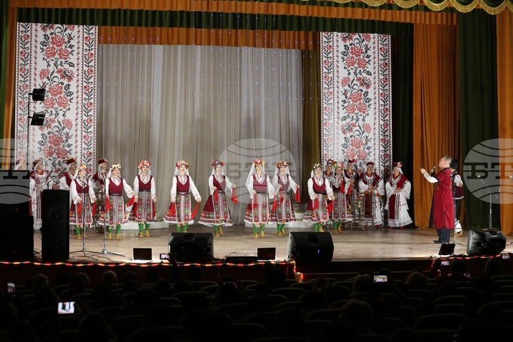 СподелиБългарският певец Илия Луков заедно с дарованията от Василевската община