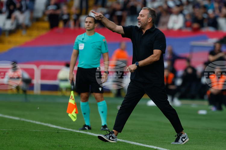 СподелиНаказанието на главния треньор на Барселона Ханзи Флик остава в