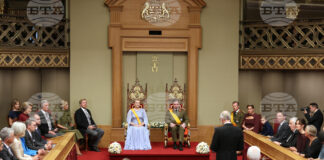 овият велик херцог на Люксембург Гийом и съпругата му – графиня Стефани дьо Ланьой, по време на церемонията по полагане на клетва в парламента. Снимка: АП/