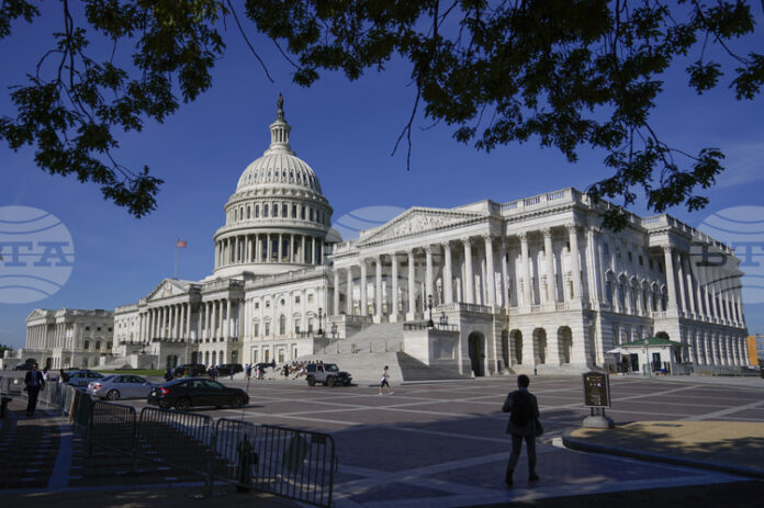 Белият дом заплаши, че може и да не изплати заплатите на федералните служители за периода, в който е спряна работата на правителството