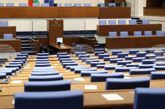 Близо половината депутати са имали неоправдани отсъствия от пленарни заседания през първия месец след лятната си ваканция