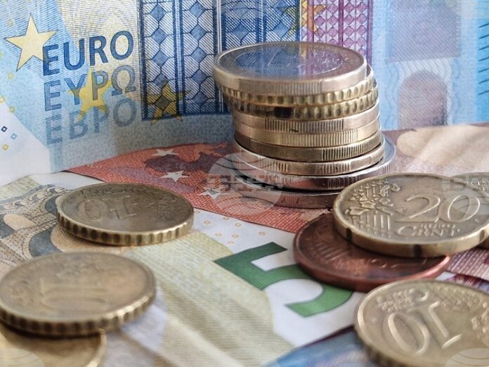 Брутният външен дълг на България нараства с 20 на сто на годишна основа до 53,6 млрд. евро към края на август, сочат данни на БНБ