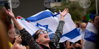 Хора празнуват в центъра на Тел Авив, след като Израел и палестинската въоръжена групировка "Хамас" подписаха първата фаза от предложеното от САЩ мирно споразумение за ивицата Газа