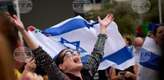 Хора празнуват в центъра на Тел Авив, след като Израел и палестинската въоръжена групировка "Хамас" подписаха първата фаза от предложеното от САЩ мирно споразумение за ивицата Газа