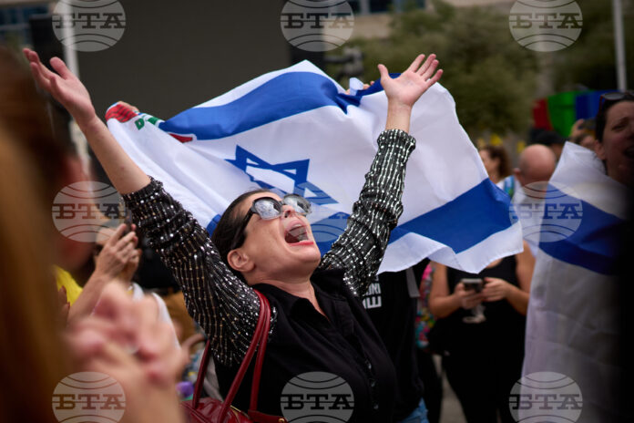 Хора празнуват в центъра на Тел Авив, след като Израел и палестинската въоръжена групировка "Хамас" подписаха първата фаза от предложеното от САЩ мирно споразумение за ивицата Газа