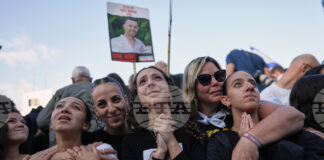 Израелци чакат с нетърпение освобождаването на израелските заложници, площад в Тел Авив