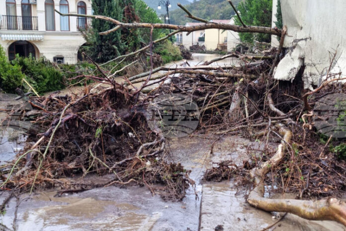 Четвърта жертва на наводненията в района на курортното селище Елените беше открита тази вечер, съобщи директорът на полицията в Бургас