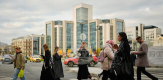 Цените на петрола се повишиха с над пет процента след новите санкции на САЩ и вероятния отказ на Китай да купува руски петрол