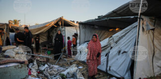 Разселени палестинци оглеждат щетите след израелски военен удар по палатковия им лагер в Дейр ал Балах, ивицата Газа