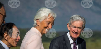 Ръководителите на УФР Джером Пауъл (вдясно), на ЕЦБ Кристин Лагард (в средата) и на Японската централна банка Казуо Уеда