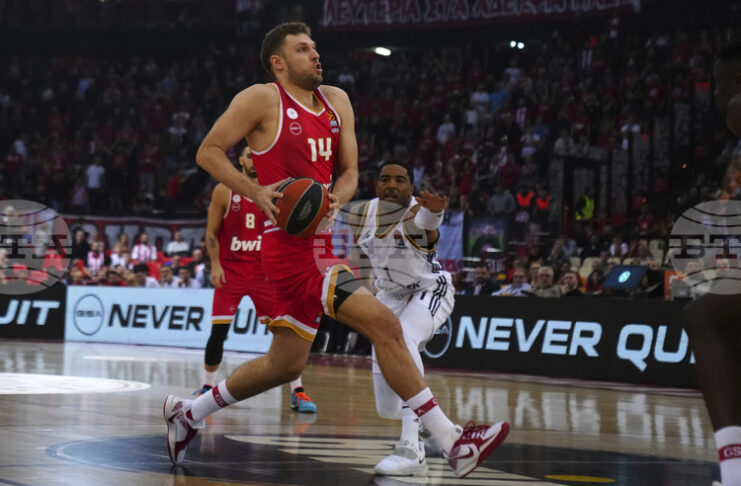 Дабъл-дабъл на Александър Везенков помогна на Олимпиакос да направи драматичен обрат срещу Макаби Тел Авив в Евролигата